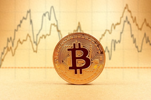 比特币：未来货币的曙光还是击鼓传花的骗局？深度解析其价值与风险