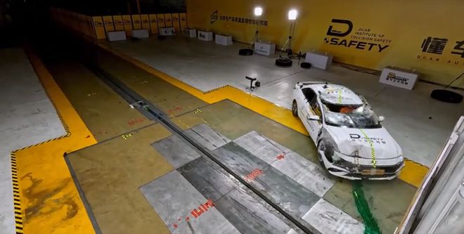 宝马测试视频_宝马汽车在安全测试中的卓越表现分析_宝马驾驶测试