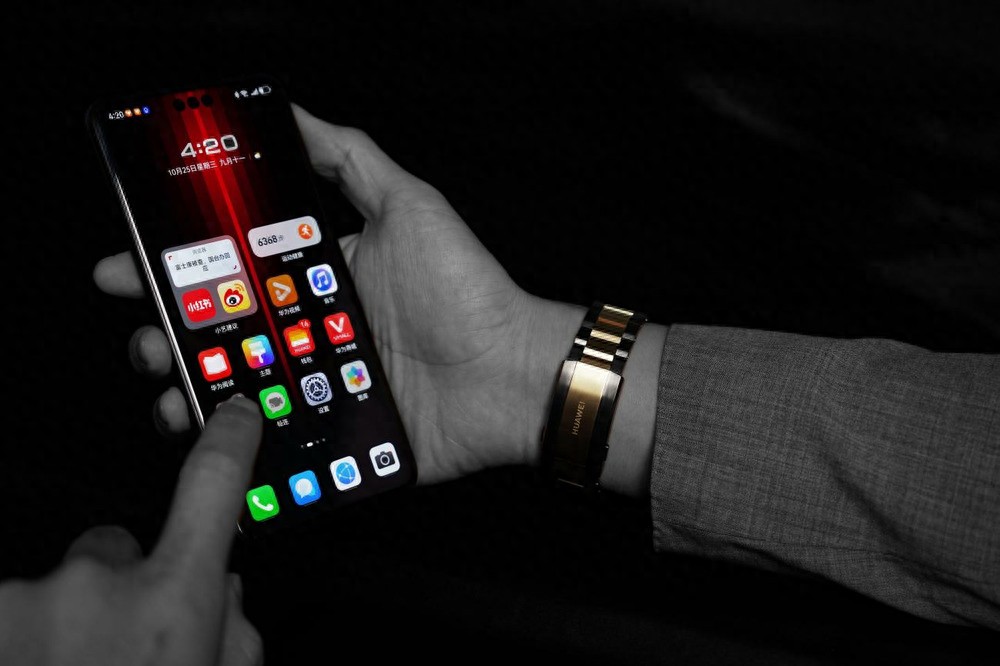 华为Mate60系列可靠性测试：摔机、砸核桃、汽车碾压全通过