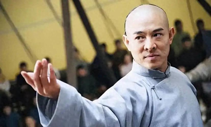 李连杰的传奇人生：从武术天才到影坛巨星的奋斗历程