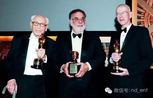 成龙当导演的电影_成龙成名之路_从打星到导演：成龙的转型之路