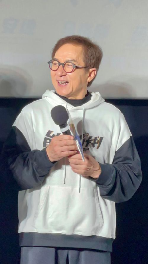 从打星到导演：成龙的转型之路_成龙成名之路_成龙成功之路