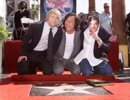 成龙成名之路_从打星到导演：成龙的转型之路_成龙转型之作