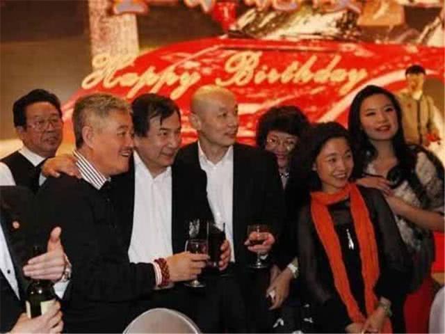 豪车排名前十名法拉利_豪华跑车法拉利_法拉利与名人：奢华车主的生活方式