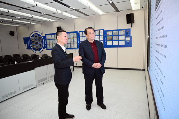 办案人员在柳州烟草联勤指挥数据中心商讨案情。柳州市局供图