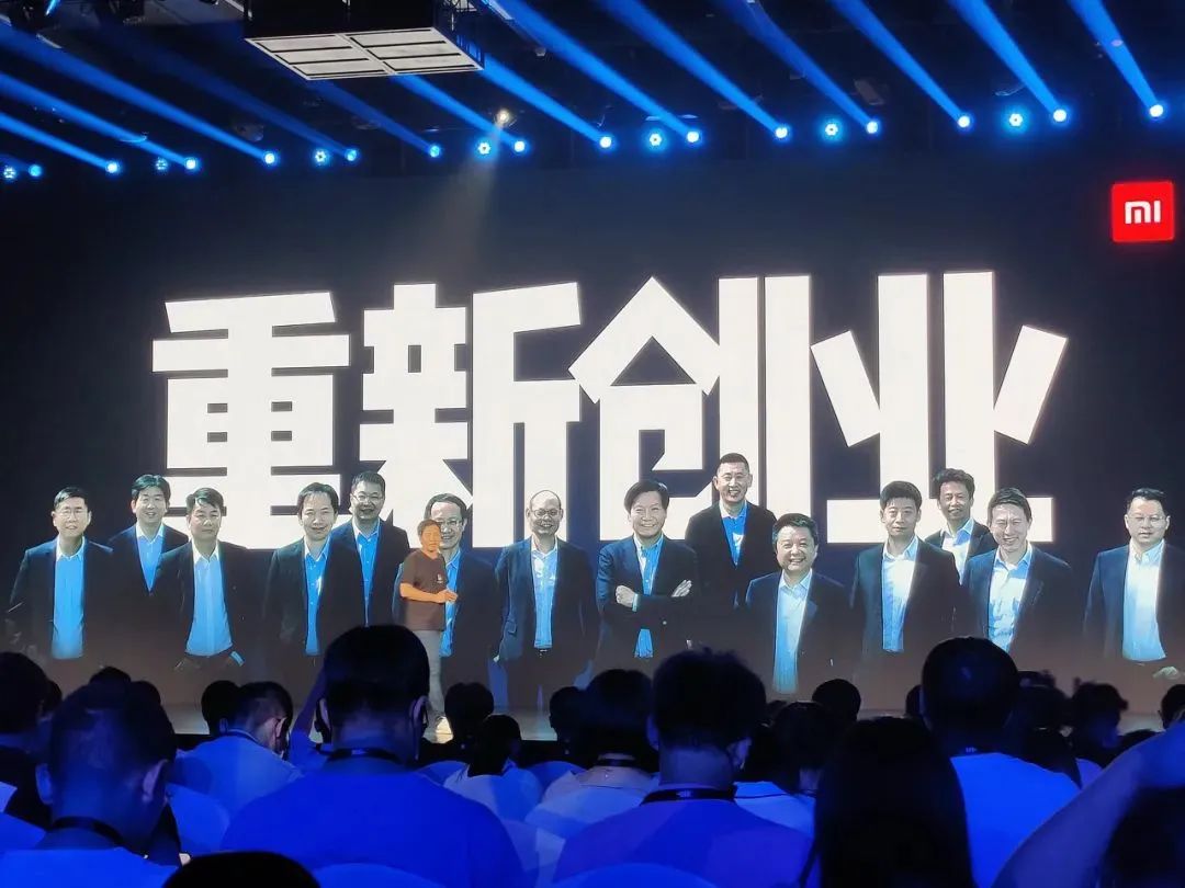 小米十周年雷军哽咽回顾创业历程 发布49999元透明电视并宣布重新创业政策