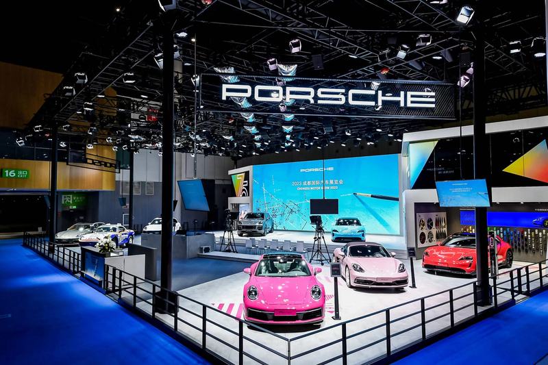 2023成都国际车展：保时捷Taycan Turbo S丁乙十示定制艺术跑车首秀