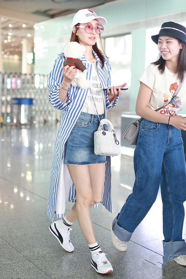 王丽坤机场时尚穿搭：牛仔短裙与条纹长衬衫的完美搭配