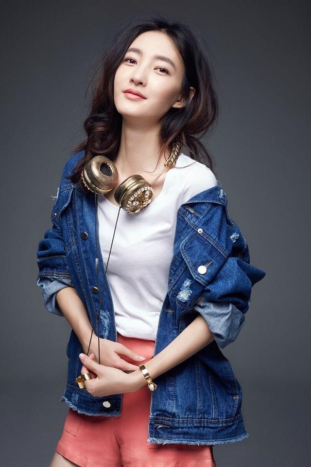 王丽坤真不愧是素颜女神，身穿白T配牛仔外套，清新自然不显老！