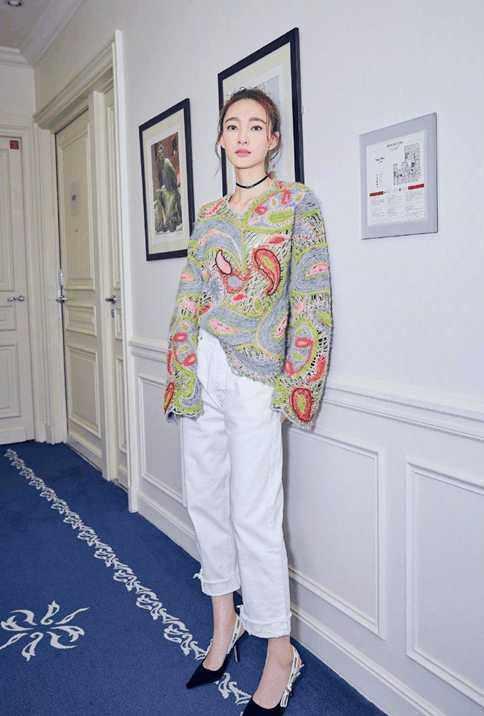 王丽坤真不愧是素颜女神，身穿白T配牛仔外套，清新自然不显老！