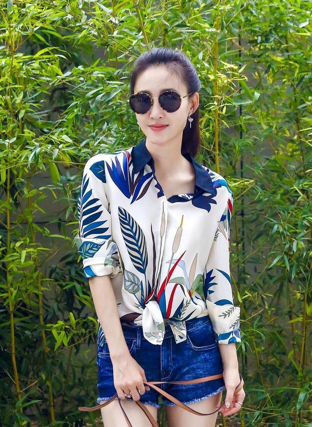 王丽坤真不愧是素颜女神，身穿白T配牛仔外套，清新自然不显老！