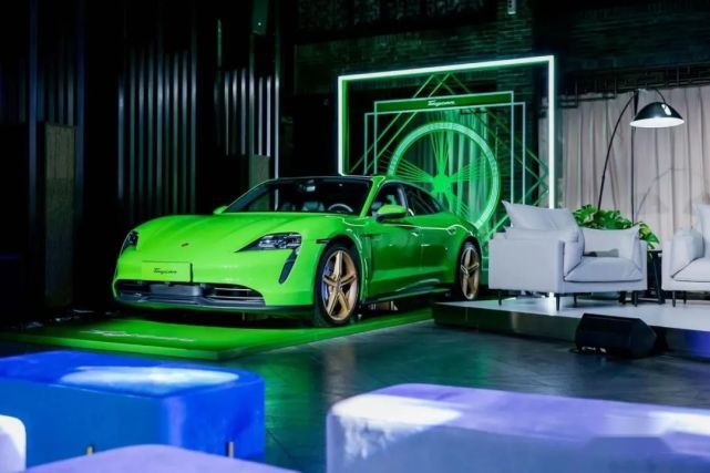 如果艺术以保时捷Taycan为载体，会如何呈现？