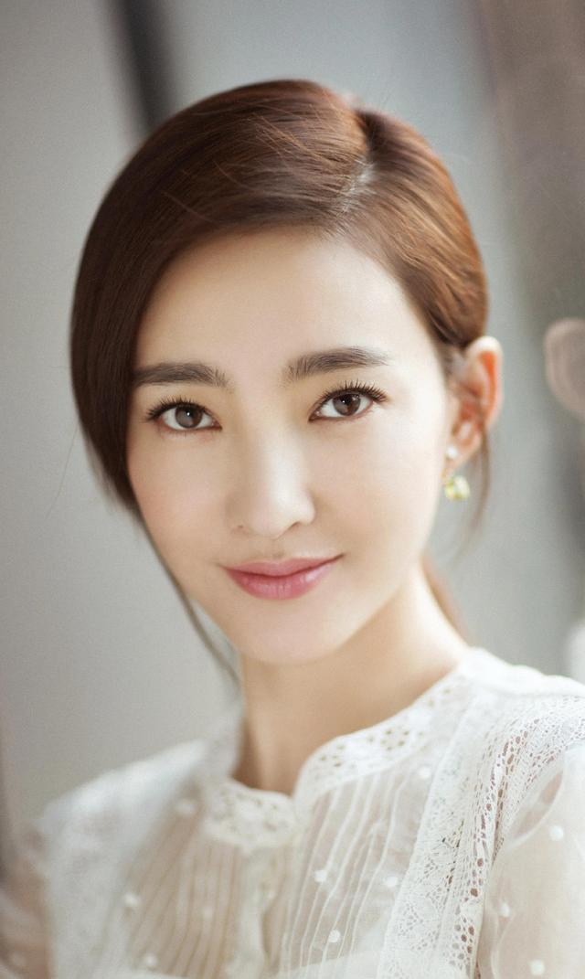 王丽坤素颜女神的美貌与演艺生涯：从内蒙古到北京舞蹈学院的辉煌旅程