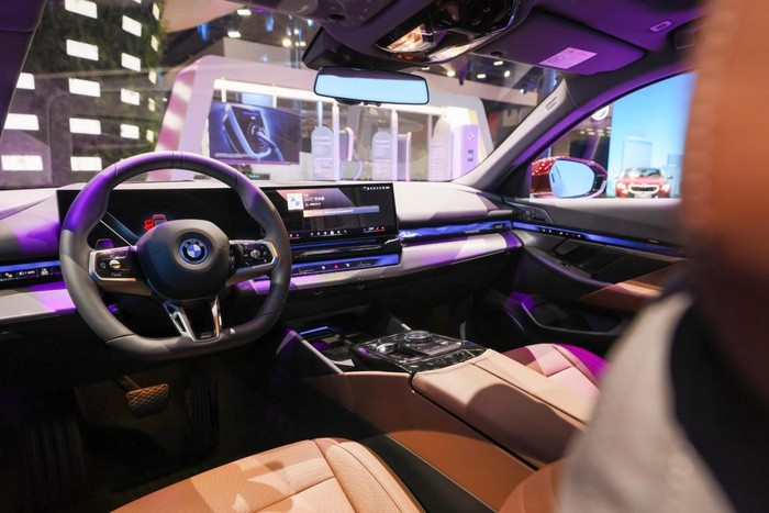 保证乘客安全：宝马的前瞻性设计_宝马5系前乘客乘员保护系统_宝马车乘客保护系统故障