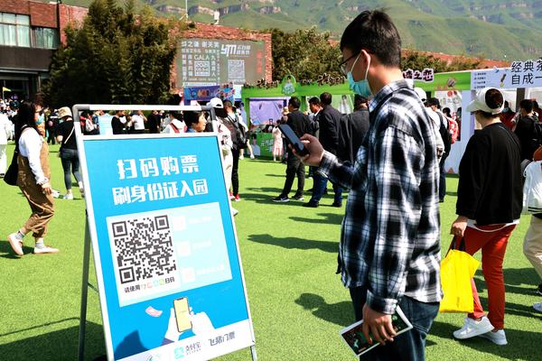 迷恋薛之谦_薛之谦在音乐节上倾情演出，乐迷们高呼期待_薛之谦演出生病