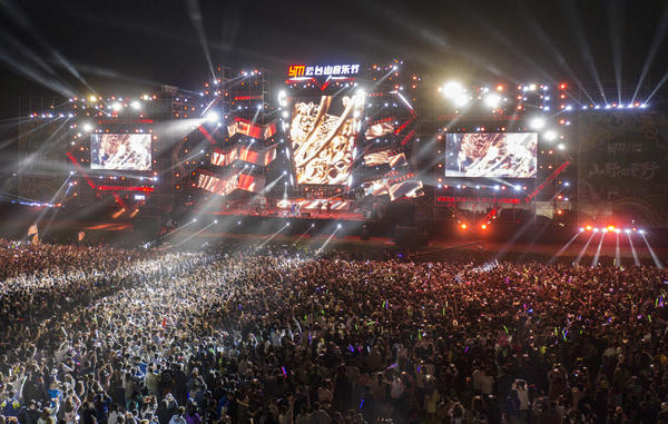 迷恋薛之谦_薛之谦演出生病_薛之谦在音乐节上倾情演出，乐迷们高呼期待