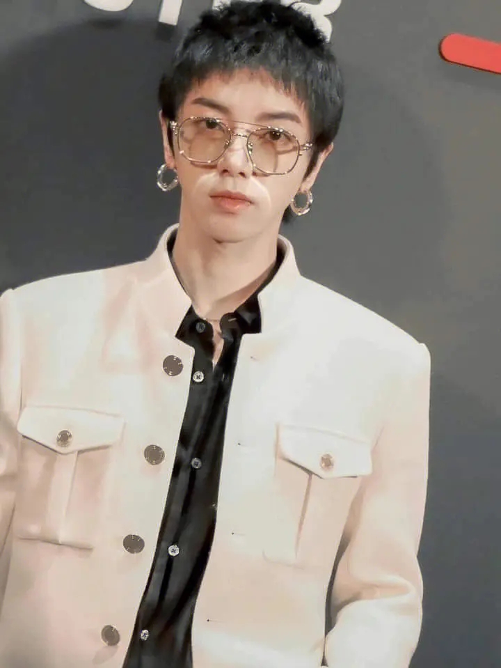 华晨宇我管你现场版_华晨宇谭思雨掉粉多少_华晨宇与粉丝亲密互动，感动现场