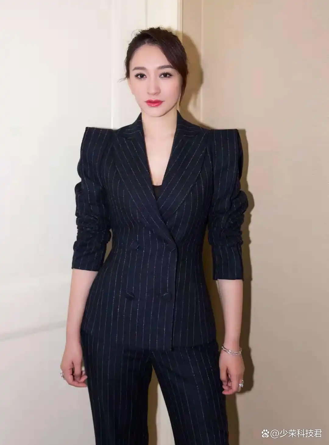 冯提莫综艺男嘉宾道歉_冯提莫参加节目被主持人请走_冯提莫在综艺节目中的表现，备受关注