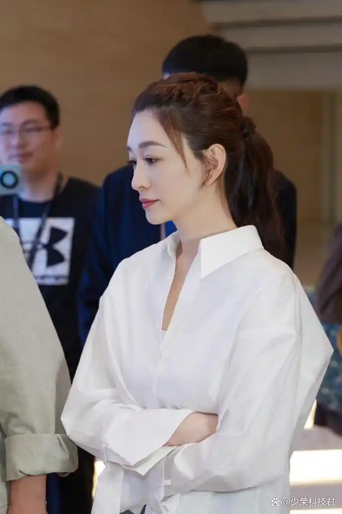 冯提莫综艺男嘉宾道歉_冯提莫在综艺节目中的表现，备受关注_冯提莫参加节目被主持人请走