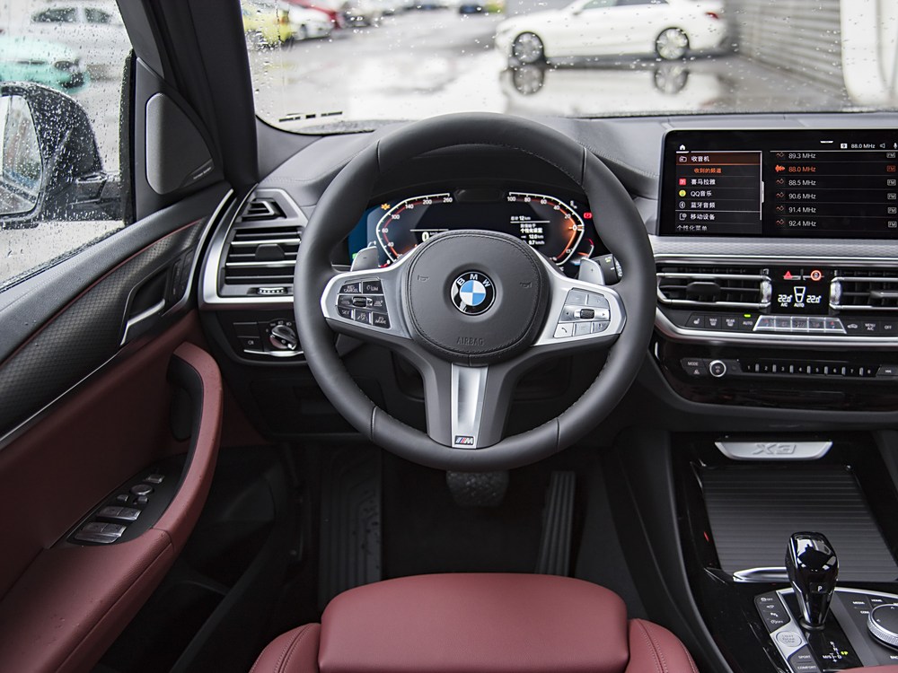 宝马科技套装是什么_安全科技与豪华体验：宝马的完美结合_宝马科技