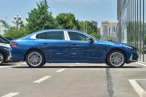 宝马新科技_宝马科技_安全科技与豪华体验：宝马的完美结合