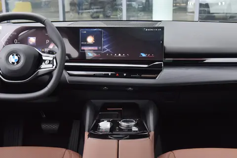 安全科技与豪华体验：宝马的完美结合_宝马科技_宝马新科技