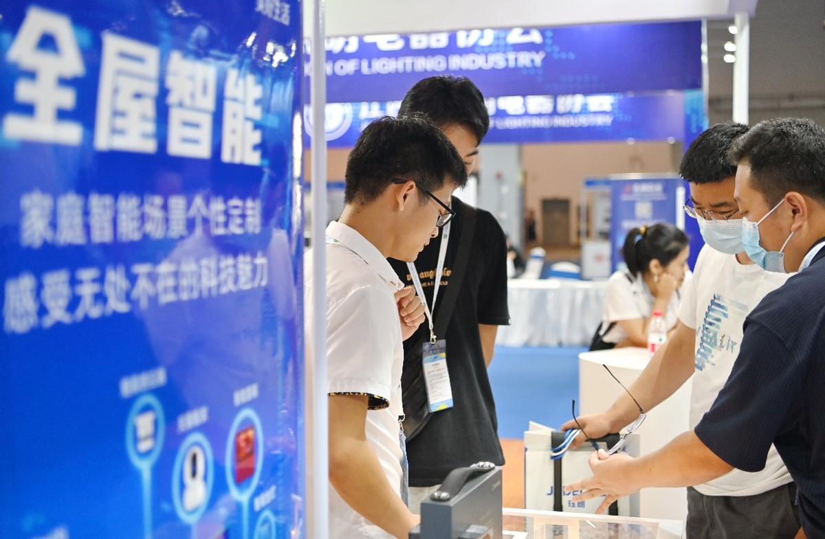 全屋智能，构建便捷明快的家庭生活_如何搭建智能家庭_便捷智能生活的图片