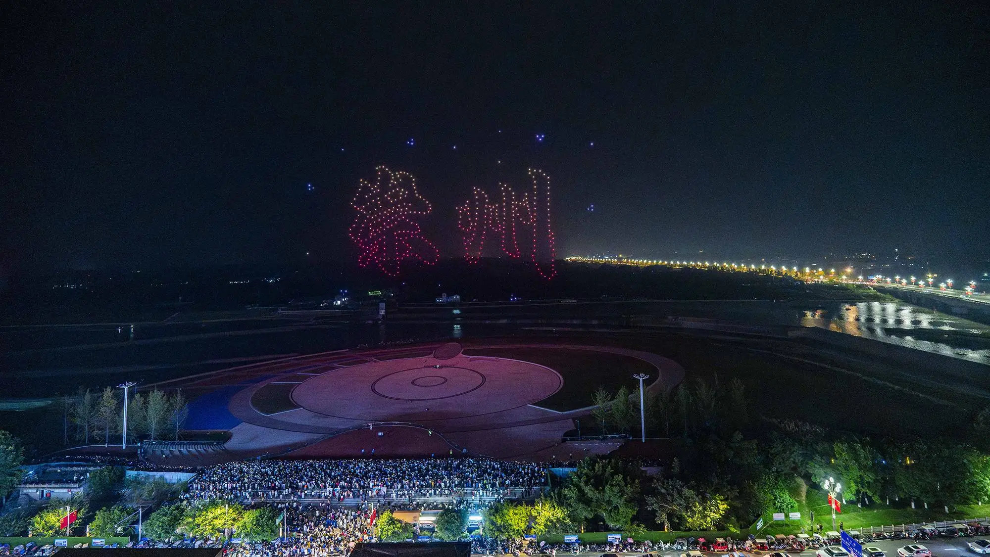 无人机灯光秀：未来娱乐的创新形式_2020灯光节无人机表演_能做灯光秀的无人机