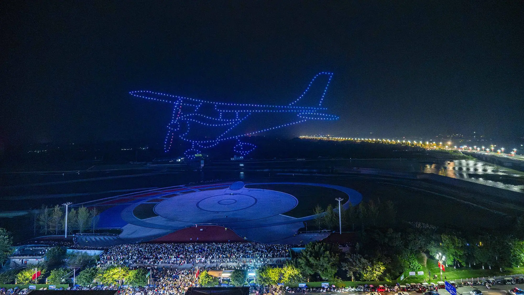 无人机灯光秀：未来娱乐的创新形式_2020灯光节无人机表演_能做灯光秀的无人机