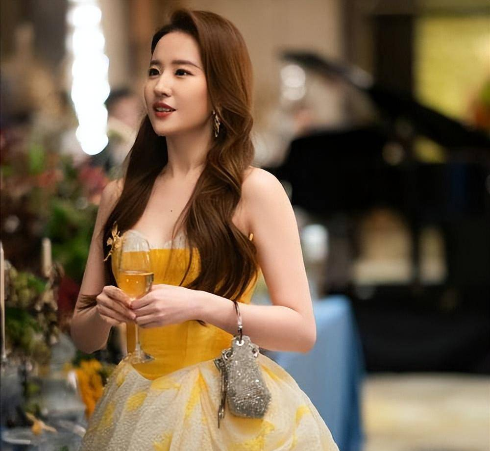 37岁刘亦菲华为直播惊艳亮相，一袭黄裙成最美女司机展现不老魅力