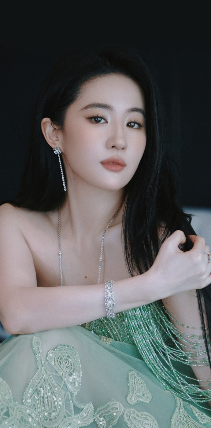 刘亦菲完美世界惊艳_刘亦菲：美丽与智慧的完美结合_刘亦菲完美智慧美丽结合图片