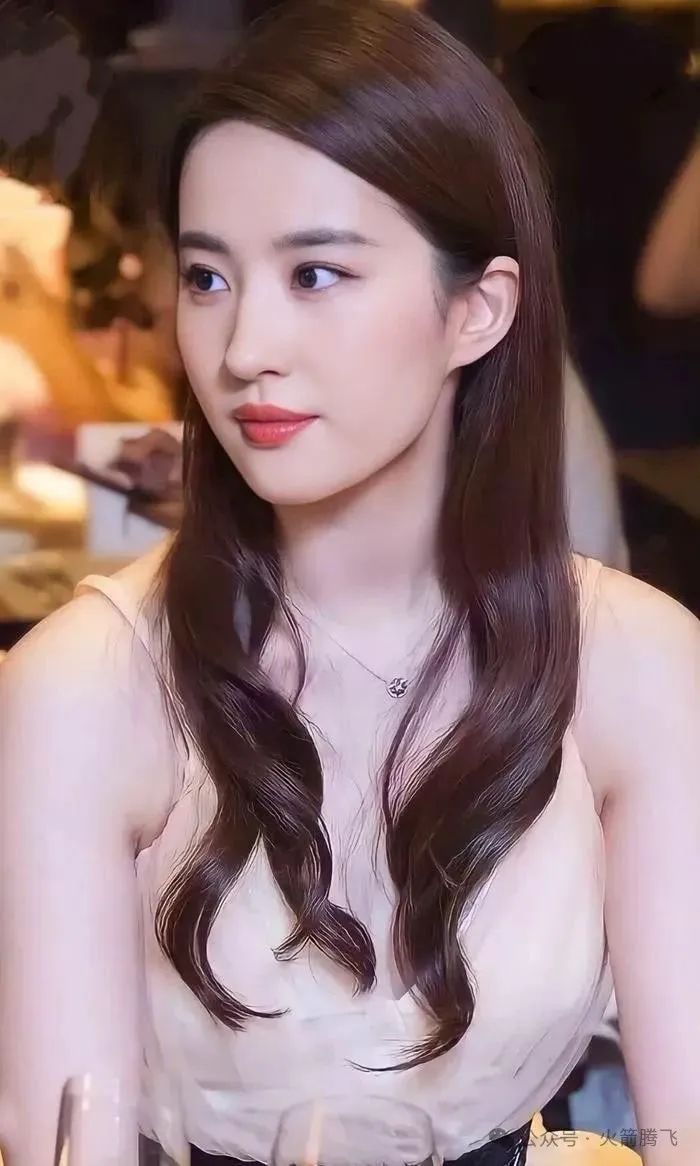 刘亦菲完美世界惊艳_刘亦菲完美智慧美丽结合图片_刘亦菲：美丽与智慧的完美结合