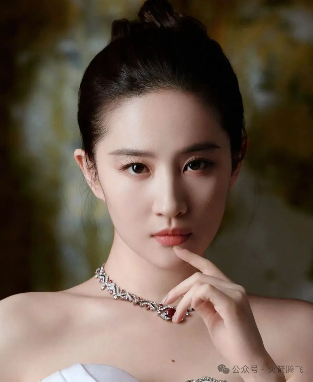 刘亦菲完美世界惊艳_刘亦菲完美智慧美丽结合图片_刘亦菲：美丽与智慧的完美结合