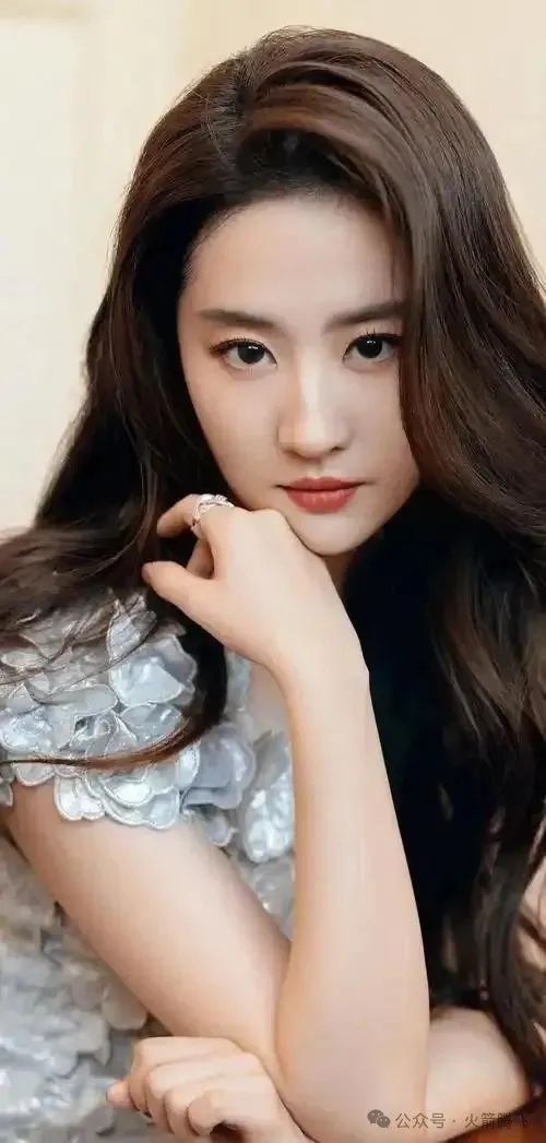 刘亦菲完美智慧美丽结合图片_刘亦菲：美丽与智慧的完美结合_刘亦菲完美世界惊艳