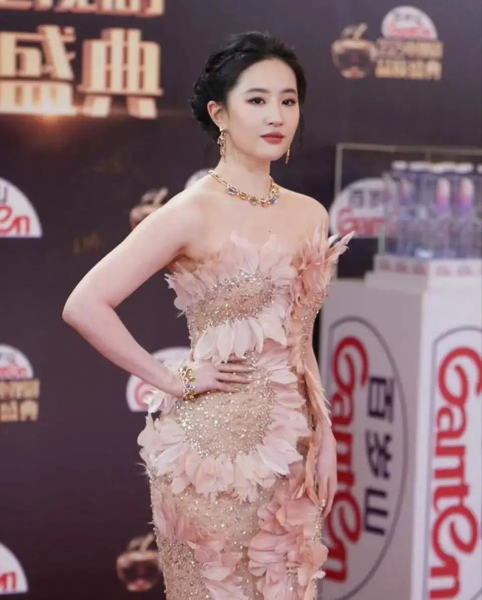 刘亦菲完美世界惊艳_刘亦菲：美丽与智慧的完美结合_刘亦菲完美智慧美丽结合图片