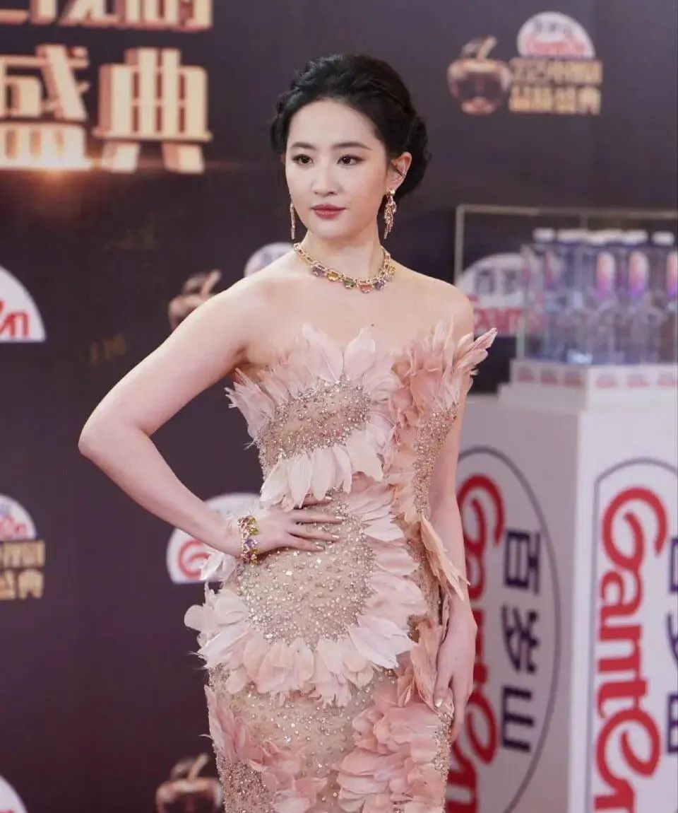 刘亦菲：美丽与智慧的完美结合_刘亦菲完美世界惊艳_刘亦菲完美智慧美丽结合图片