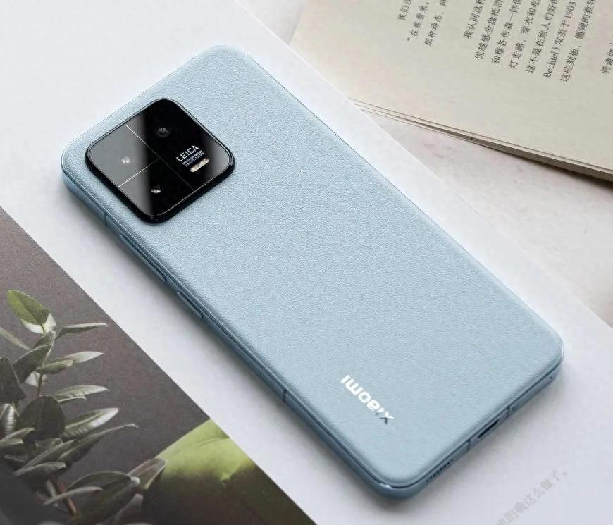 雷军坚持小屏战略：小米13开发背后的挑战与决策