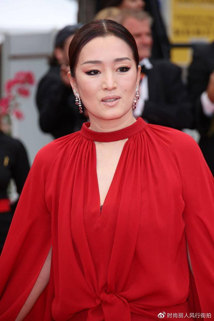 巩俐红毯最高待遇_巩俐红毯图片_巩俐的时尚风格与红毯造型