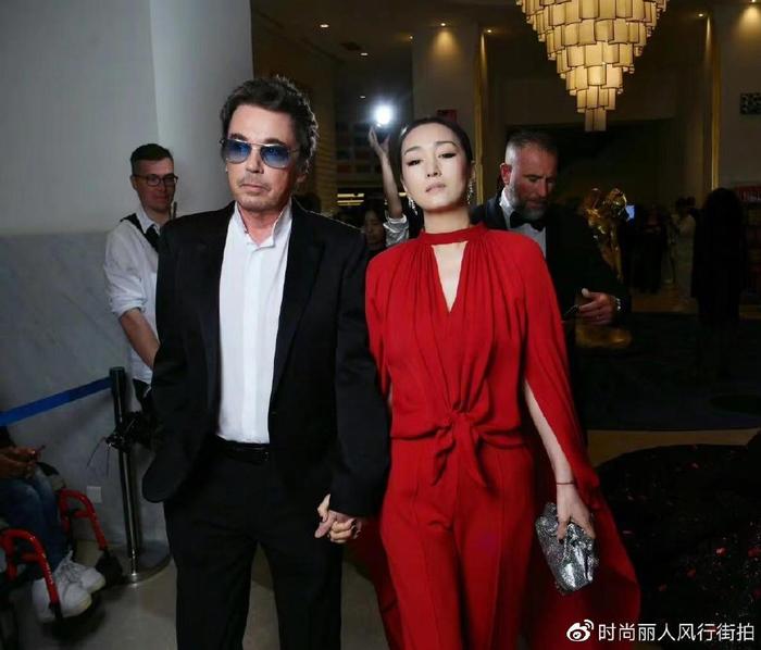 巩俐携法国老公亮相戛纳红毯，一身红衣惊艳全场