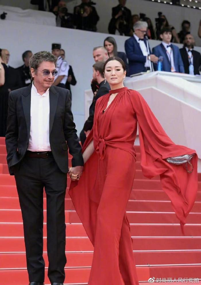 巩俐红毯最高待遇_巩俐走红毯服装_巩俐的时尚风格与红毯造型