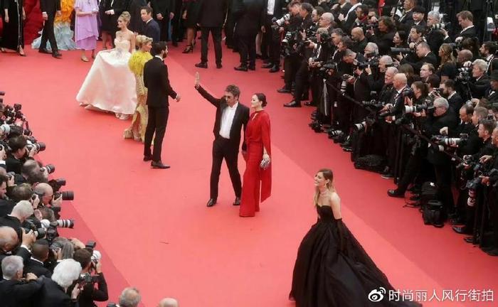 巩俐走红毯服装_巩俐的时尚风格与红毯造型_巩俐红毯最高待遇