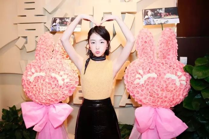 周冬雨从山楂树女孩到霸屏女王：演技争议与颜值蜕变全解析