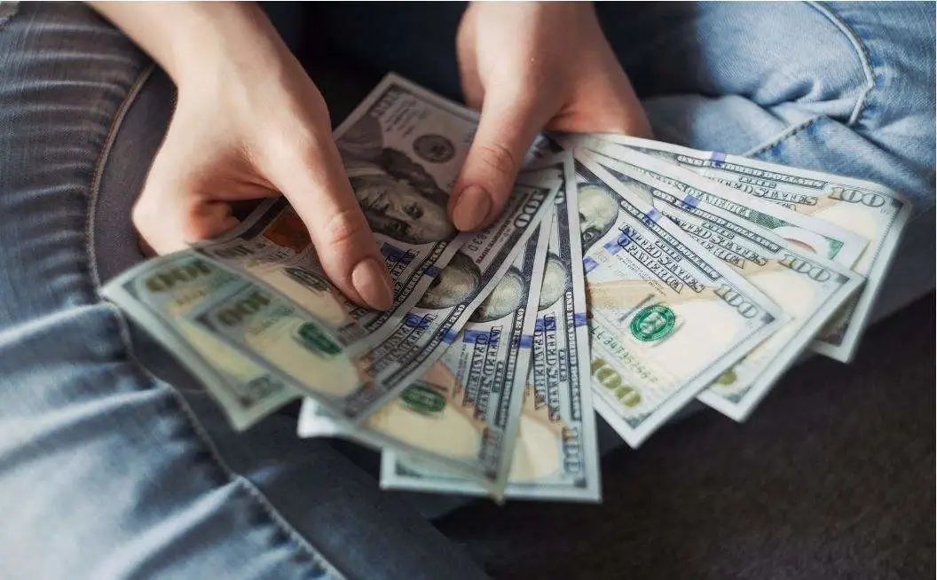 在存款账户服务收费方面_存取转账是什么意思_存款和取款费用：存款和取款费用是从交易平台存入或提取资金时产生的费用。这些费用也可能因平台和存款和取款类型而异。例如，一些平台可能会对银行转账收取固定费用，而其他平台可能不会对此类存款和取款收取任何费