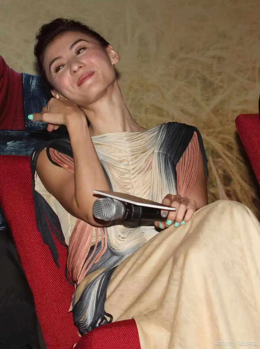 张柏芝传奇人生回顾：从喜剧之王到独立坚强母亲的辉煌历程