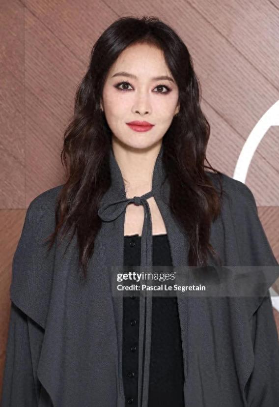 Louis Vuitton 2025秋冬女装秀巴黎惊艳亮相，周冬雨宋茜欧阳娜娜星光闪耀