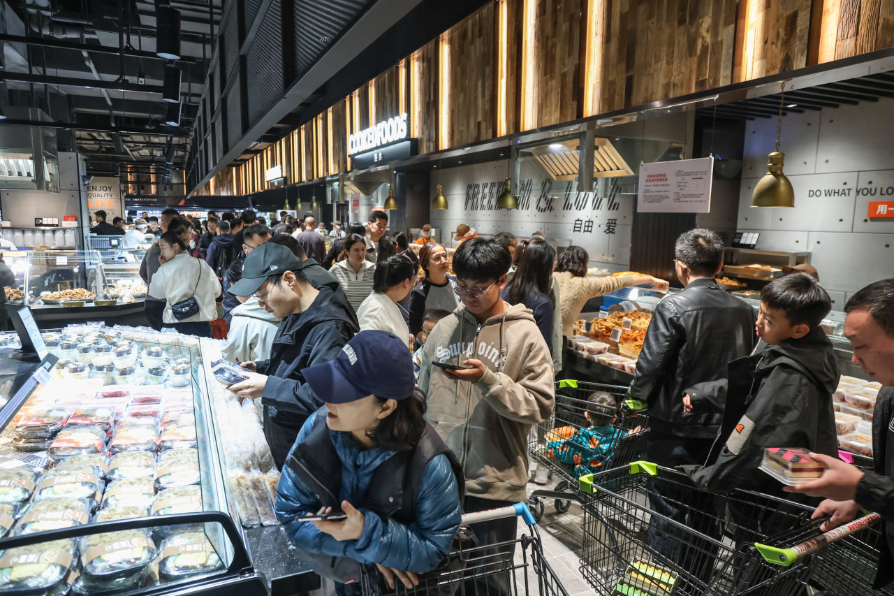 2024年10月20日，河南许昌，顾客在胖东来天使城店选购商品（图：视觉中国）