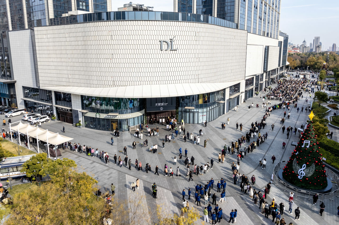 2024年12月8日，河南许昌，顾客在胖东来天使城店外排起长龙（图：视觉中国）