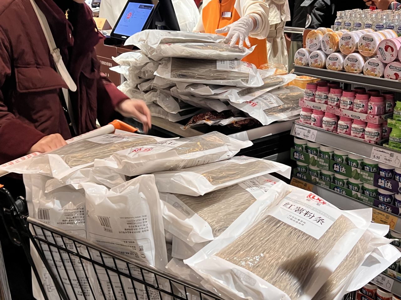 一名顾客的两辆购物车里装的都是胖东来的自营粉条，自称是自用（图：南方人物周刊记者王佳薇）