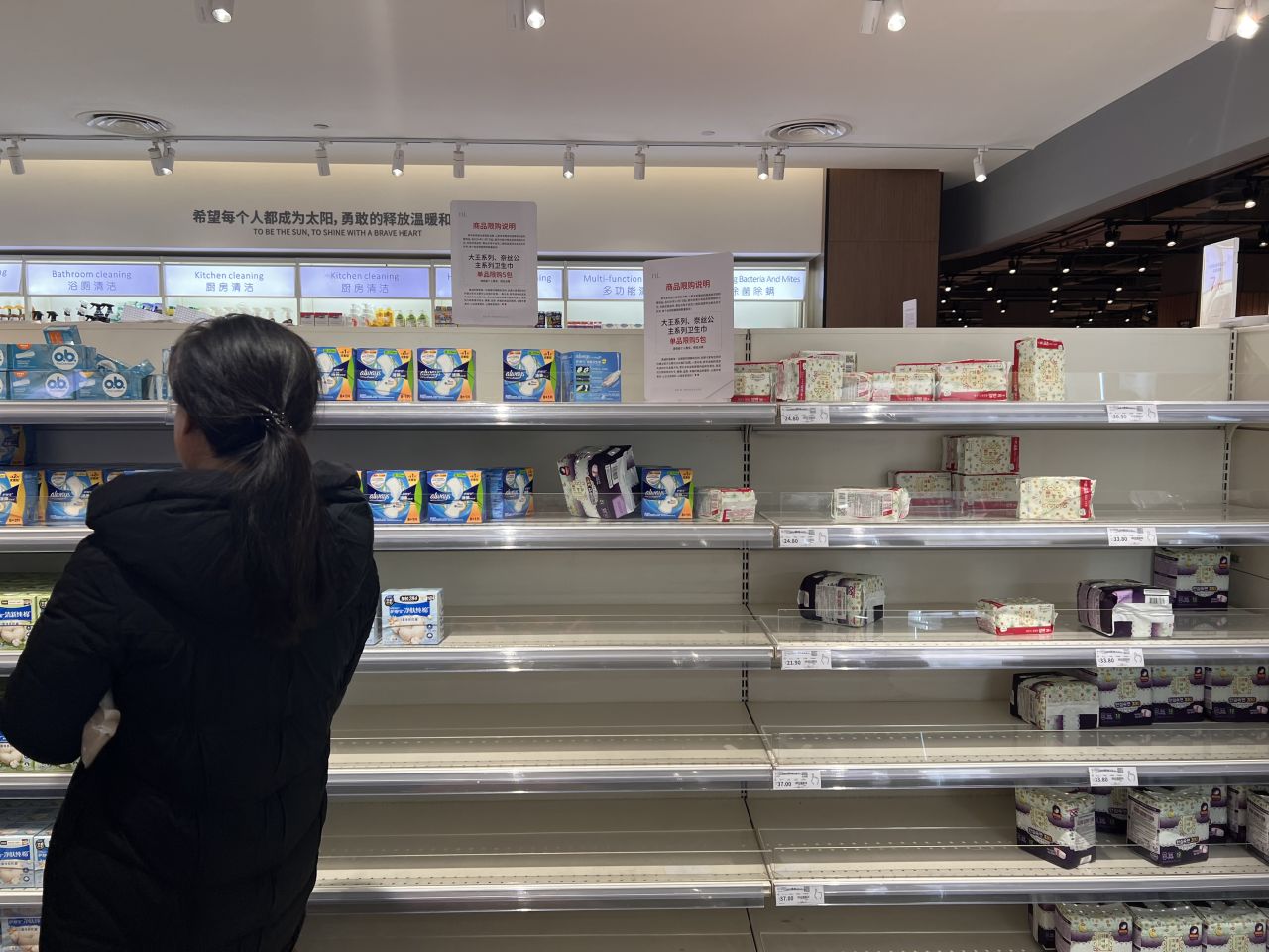 2024年12月中旬，胖东来售卖卫生巾的一角。由于一些知名卫生巾品牌相继被爆出实际长度与标示长度不一、偷工减料等问题，胖东来售卖的卫生巾被大量抢购（图：南方人物周刊记者王佳薇）