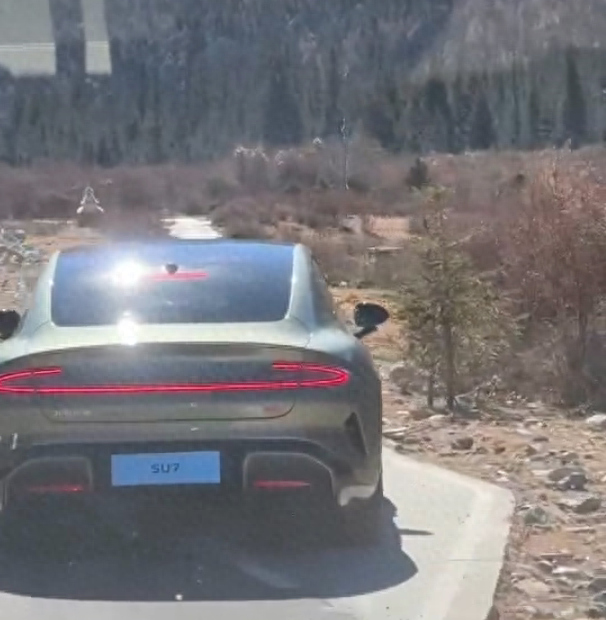 小米汽车SU7 Max真车实景曝光：绿色涂装与贯穿式尾灯惊艳亮相